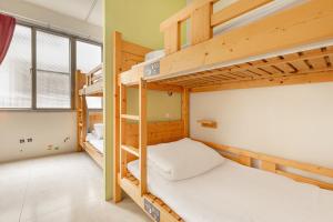 Giường trong Phòng ngủ tập thể Nữ 4 Người (Bed in 4-Bed Female Dormitory Room)