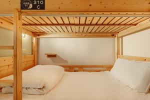 Giường trong Phòng ngủ tập thể Nữ 4 Người (Bed in 4-Bed Female Dormitory Room)
