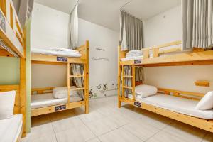 Giường trong phòng ngủ tập thể nam có 4 giường (Bed in 4-Bed Male Dormitory Room)