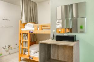 Giường trong phòng ngủ tập thể nam có 4 giường (Bed in 4-Bed Male Dormitory Room)