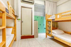 Giường trong phòng ngủ tập thể nam có 4 giường (Bed in 4-Bed Male Dormitory Room)