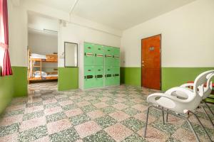 Giường Trong Phòng Ngủ Tập Thể 6 Giường (Bed in 6-Bed Dormitory Room)