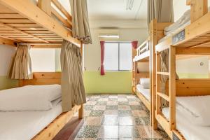 Giường Trong Phòng Ngủ Tập Thể 6 Giường (Bed in 6-Bed Dormitory Room)