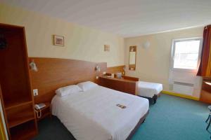 Triple Room (1 double bed and 1 simple bed) room in Adams Hotel