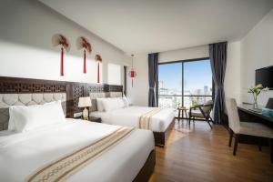 Suite gia đình có ban công (Family Suite with Balcony)