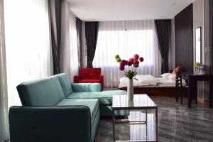 Phòng Gia đình Nhìn ra Vườn (Family Room with Garden View)