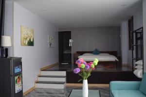 Phòng Gia đình Nhìn ra Vườn (Family Room with Garden View)