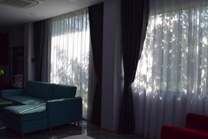 Phòng Gia đình Nhìn ra Vườn (Family Room with Garden View)