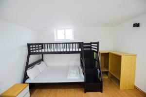 Phòng Ngủ Tập Thể Cho Cả Nam Và Nữ (Mixed Dormitory Room)