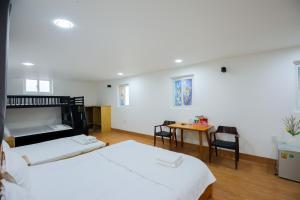 Phòng Ngủ Tập Thể Cho Cả Nam Và Nữ (Mixed Dormitory Room)