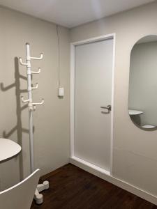 Phòng 1 người có phòng tắm riêng (Single With Private Bathroom)
