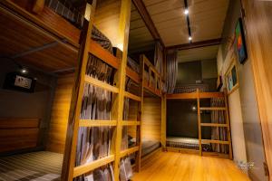 Giường Trong Phòng Nghỉ Tập Thể 8 Giường Cho Cả Nam Và Nữ (Bed in 8-Bed Mixed Dormitory Room)