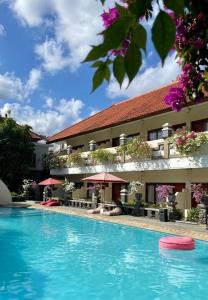 Phòng 3 Người Nhìn Ra Hồ Bơi (Triple Room with Pool View)