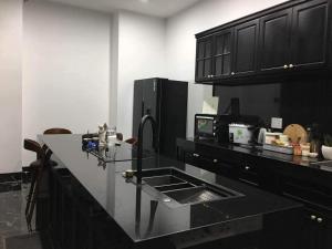 Căn Hộ Nhìn Ra Vườn (Apartment with Garden View)