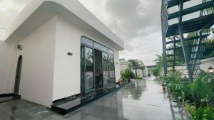 Căn Hộ Nhìn Ra Vườn (Apartment with Garden View)
