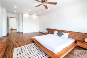 Căn Hộ 3 Phòng Ngủ Có Ban Công (Three-Bedroom Apartment with Balcony)