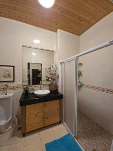 Phòng Tiêu Chuẩn Giường Đôi Với Phòng Tắm Chung (Standard Double Room with Shared Bathroom)