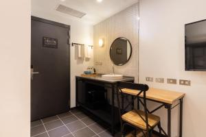 Phòng tắm riêng giường tầng (bunk bed private bathroom)