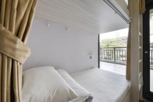 Giường trong Phòng ngủ Tập thể Nữ 8 Giường (Bed in 8 Bed Female Dormitory)