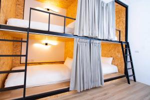 Giường trong Phòng ngủ tập thể Nữ 4 Người (Bed in 4-Bed Female Dormitory Room)