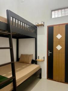 Giường Đơn Trong Phòng Nghỉ Tập Thể Cho Cả Nam Và Nữ (Single Bed in Mixed Dormitory Room)