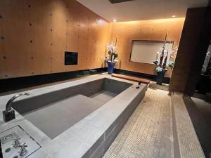Phòng Loại Sang Giường Đôi – Nhận Phòng Sau 7:00 Giờ Tối (Deluxe Double Room - Check-In After 7:00 PM)