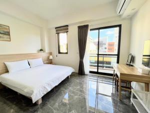 Phòng Deluxe Giường Đôi Có Ban Công (Deluxe Double Room with Balcony)