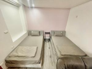 Phòng 2 Giường Đơn Có Phòng Tắm (Twin Room with Bathroom)