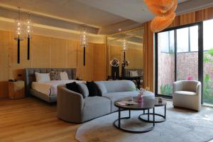 Phòng đôi Deluxe - Nhận phòng sau 9:00 PM (Deluxe Double Room - Check-In After 9:00 PM)
