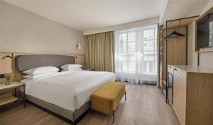 King Room with Accessible Shower - Disability Access room in Crowne Plaza London - The City an IHG Hotel