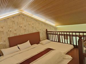 Phòng Gia đình nhìn ra Núi (Family Room with Mountain View)