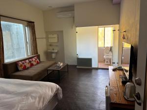 Phòng Giường Đôi Nhìn Ra Núi (Double Room with Mountain View)