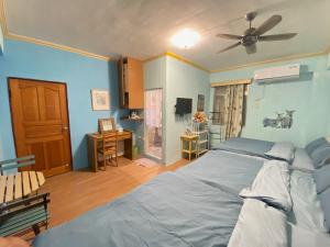 Phòng gia đình với phòng tắm riêng. (Family Room with Private Bathroom)