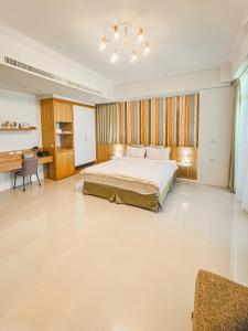 Phòng Deluxe Giường Đôi Có Ban Công (Deluxe Double Room with Balcony)