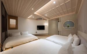 Phòng gia đình với phòng tắm riêng. (Family Room with Private Bathroom)