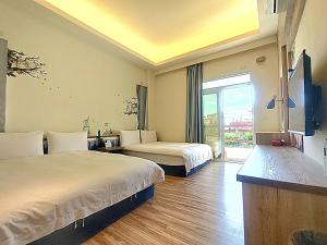 Suite Gia Đình Có Ban Công (Family Suite with Balcony)