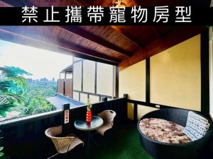 Phòng giường King Hướng núi (Mountain View King Bed)