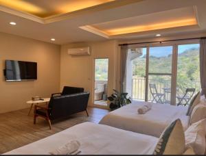 Suite Loại Sang Hướng Núi (Deluxe Suite with Mountain View)