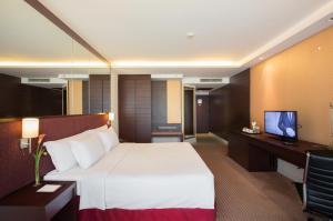 Deluxe Family Connecting Room room in Eastin Hotel Makkasan Bangkok