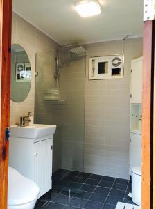 Phòng 2 Giường Đơn Có Phòng Tắm Chung (Twin Room with Shared Bathroom)
