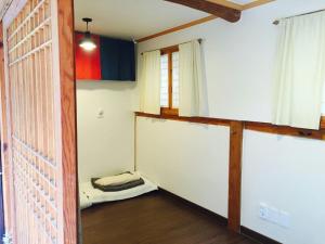 Phòng 2 Giường Đơn Có Phòng Tắm Chung (Twin Room with Shared Bathroom)