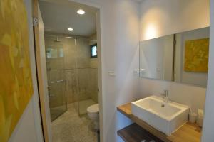 Phòng Giường Đôi Nhìn Ra Núi (Double Room with Mountain View)