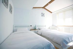 Phòng 2 Giường Đơn Hướng Phố ( Twin Room with City View)
