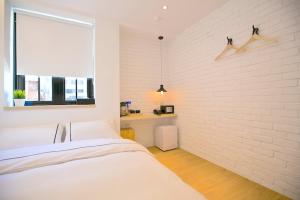 Phòng Đôi Tiêu chuẩn có cửa sổ (Standard Double Room with Window)