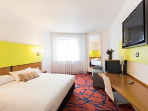 Standard Double Room with Sofa Bed room in Ibis Styles Frankfurt City