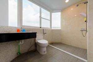 Phòng Deluxe Giường Đôi Có Vòi Sen (Deluxe Double Room with Shower)