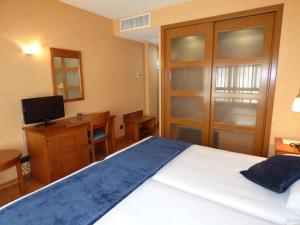 Twin Room with Extra Bed (2 Adults + 1 Child) room in Eco Via Lusitana