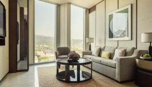 Suite Executive Giường cỡ King Nhìn ra Cung điện (Executive King Suite with Palace View)