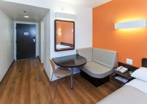 Queen Room with Two Queen Beds room in Motel 6-Los Angeles, CA - Los Angeles - LAX