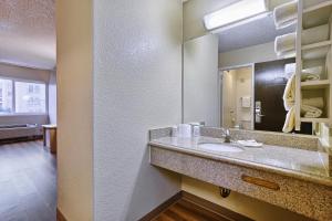 Queen Room with Two Queen Beds - Non-Smoking room in Motel 6 San Francisco Downtown